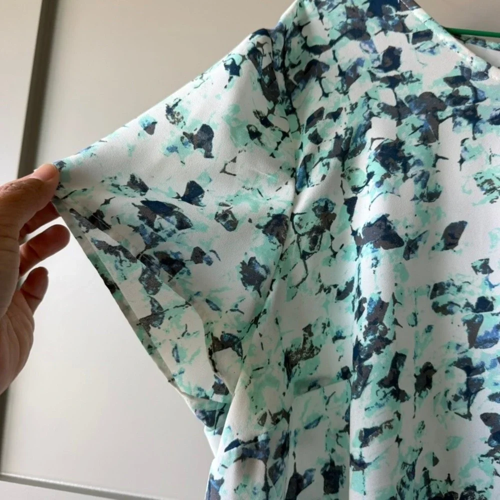 Liz Lange Maternity Blouse Women XL White Teal Abstract High Low Short Sleeve